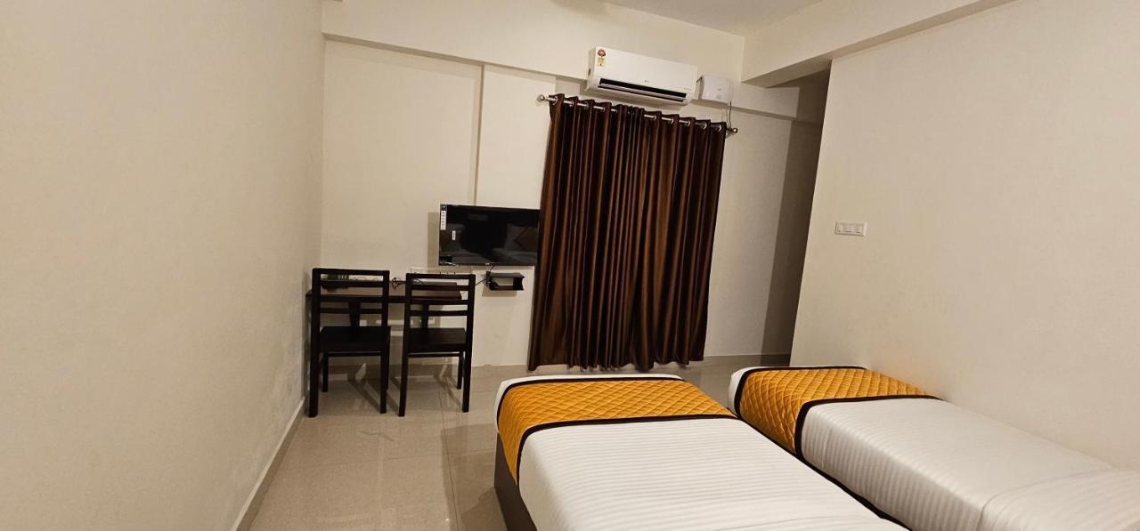 Blueway Residency Downtown Hotel Thiruvananthapuram Bagian luar foto