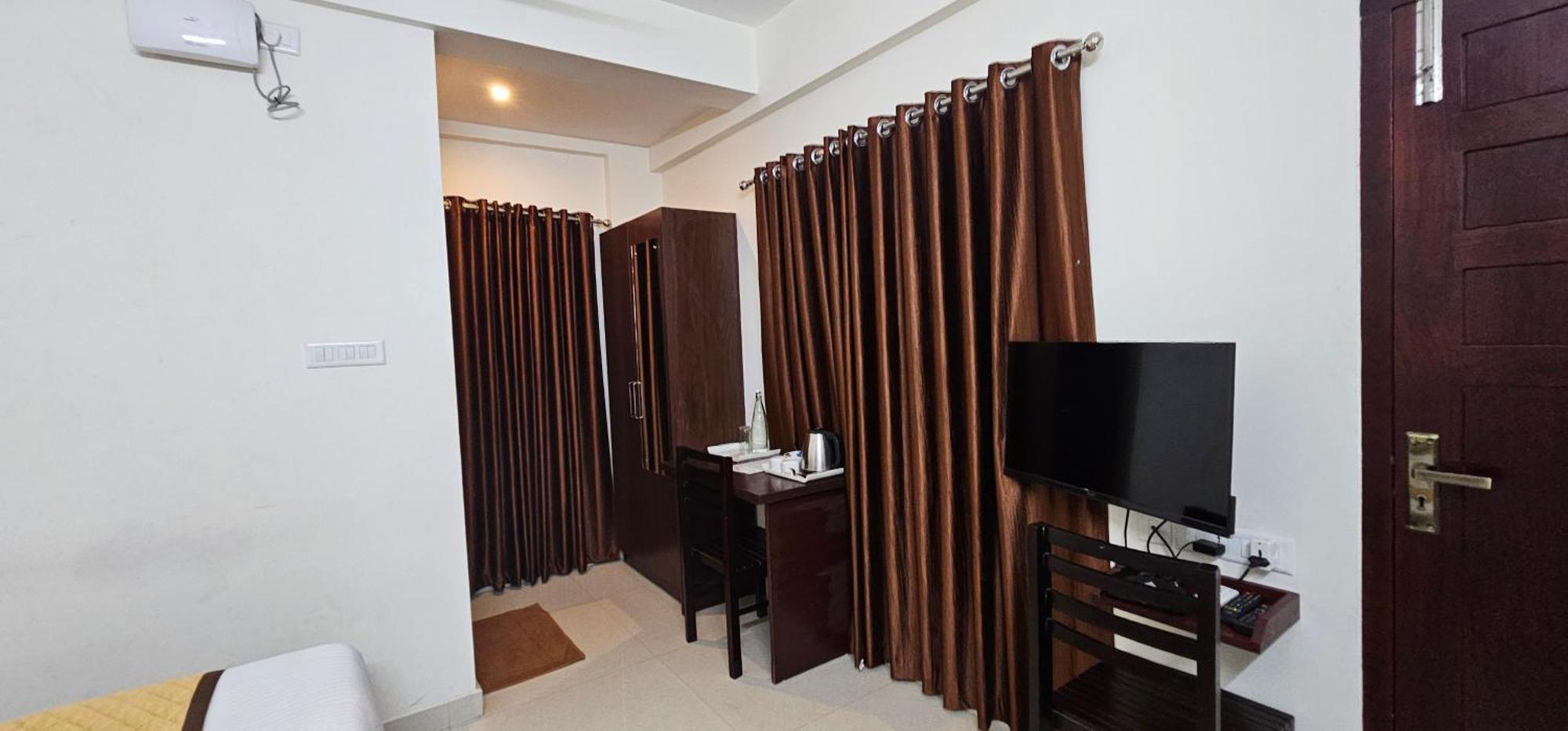 Blueway Residency Downtown Hotel Thiruvananthapuram Bagian luar foto