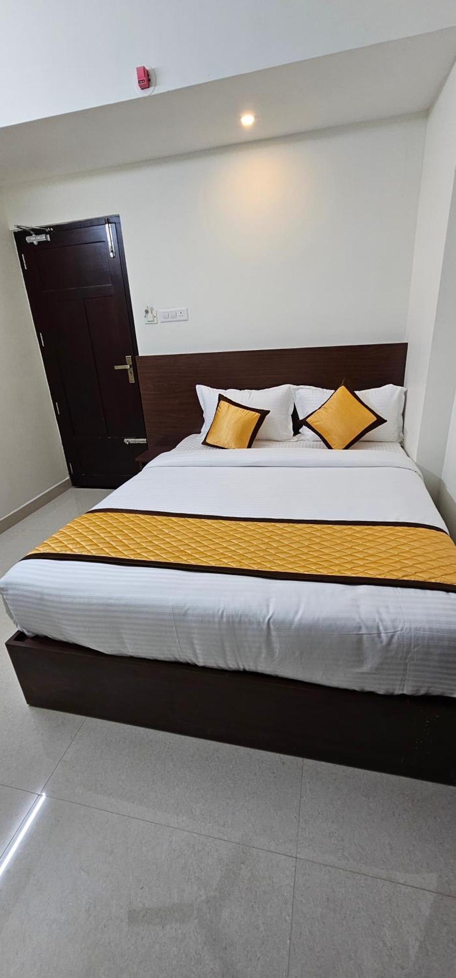 Blueway Residency Downtown Hotel Thiruvananthapuram Bagian luar foto