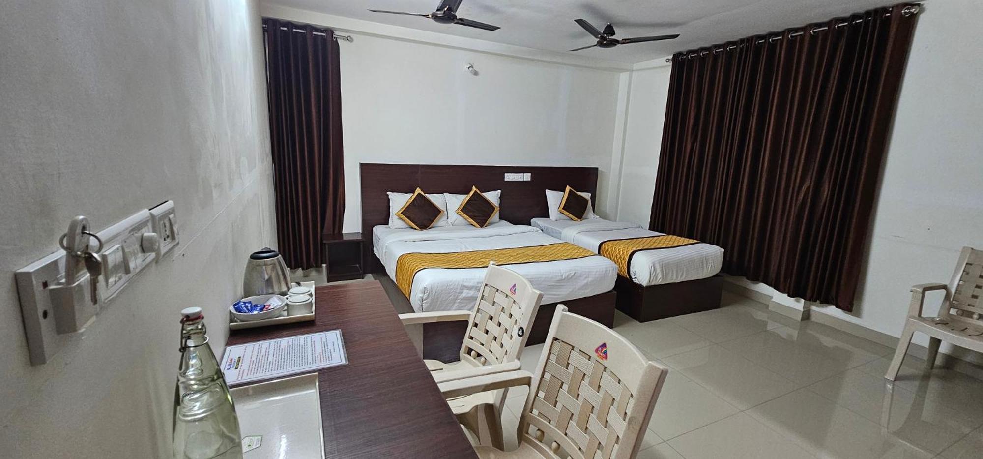 Blueway Residency Downtown Hotel Thiruvananthapuram Bagian luar foto