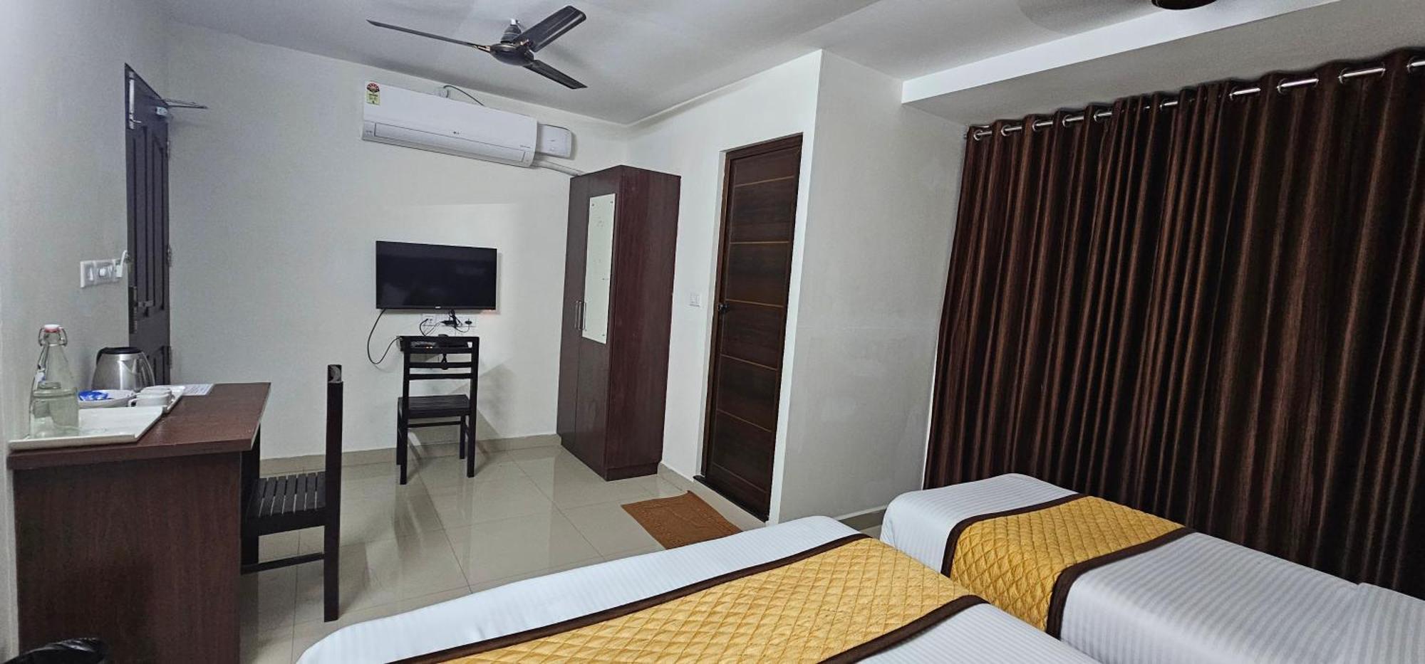 Blueway Residency Downtown Hotel Thiruvananthapuram Bagian luar foto